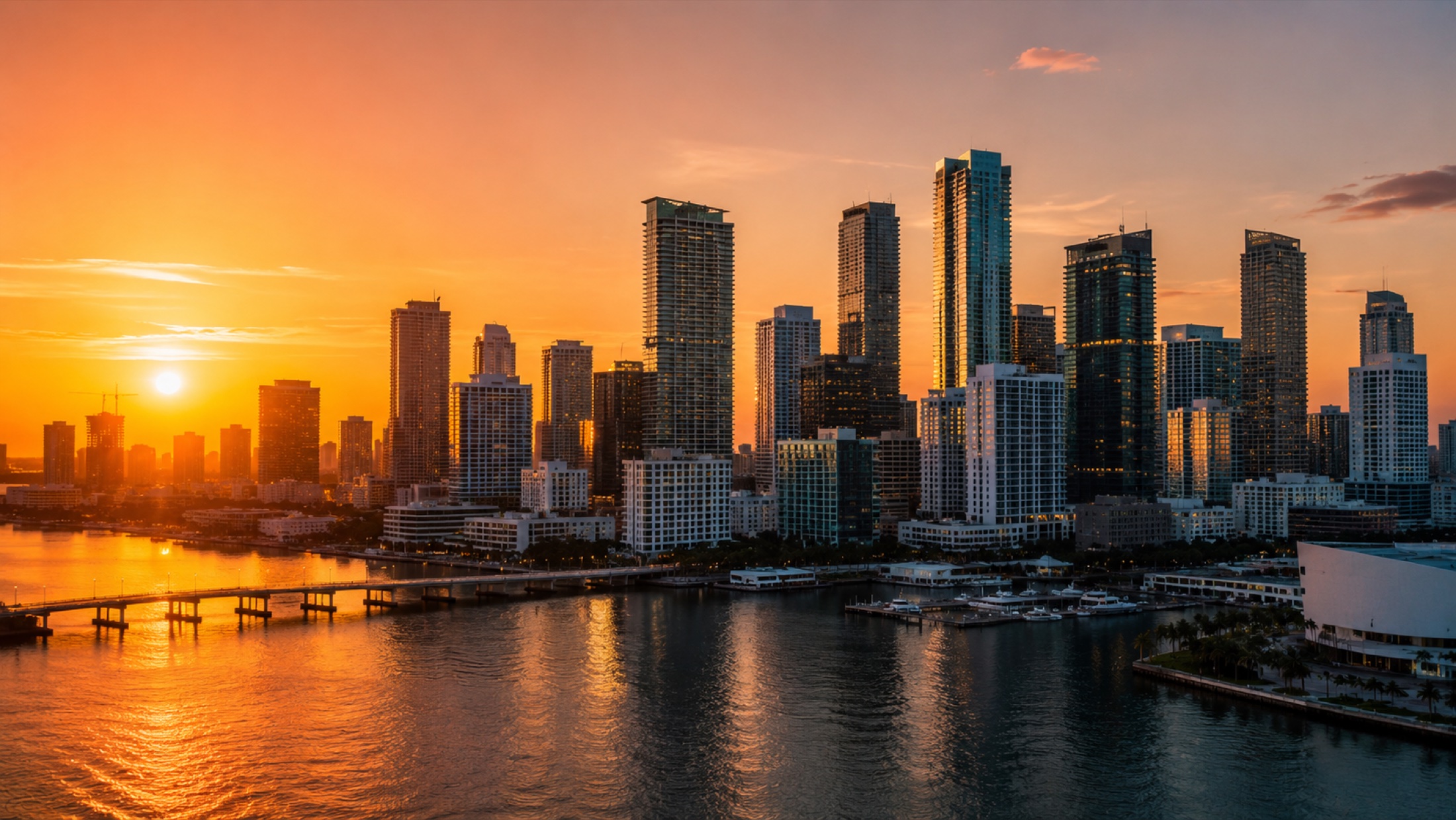 Skyline de Miami no entardecer: arranha-céus de Brickell refletidos na baía em luz dourada