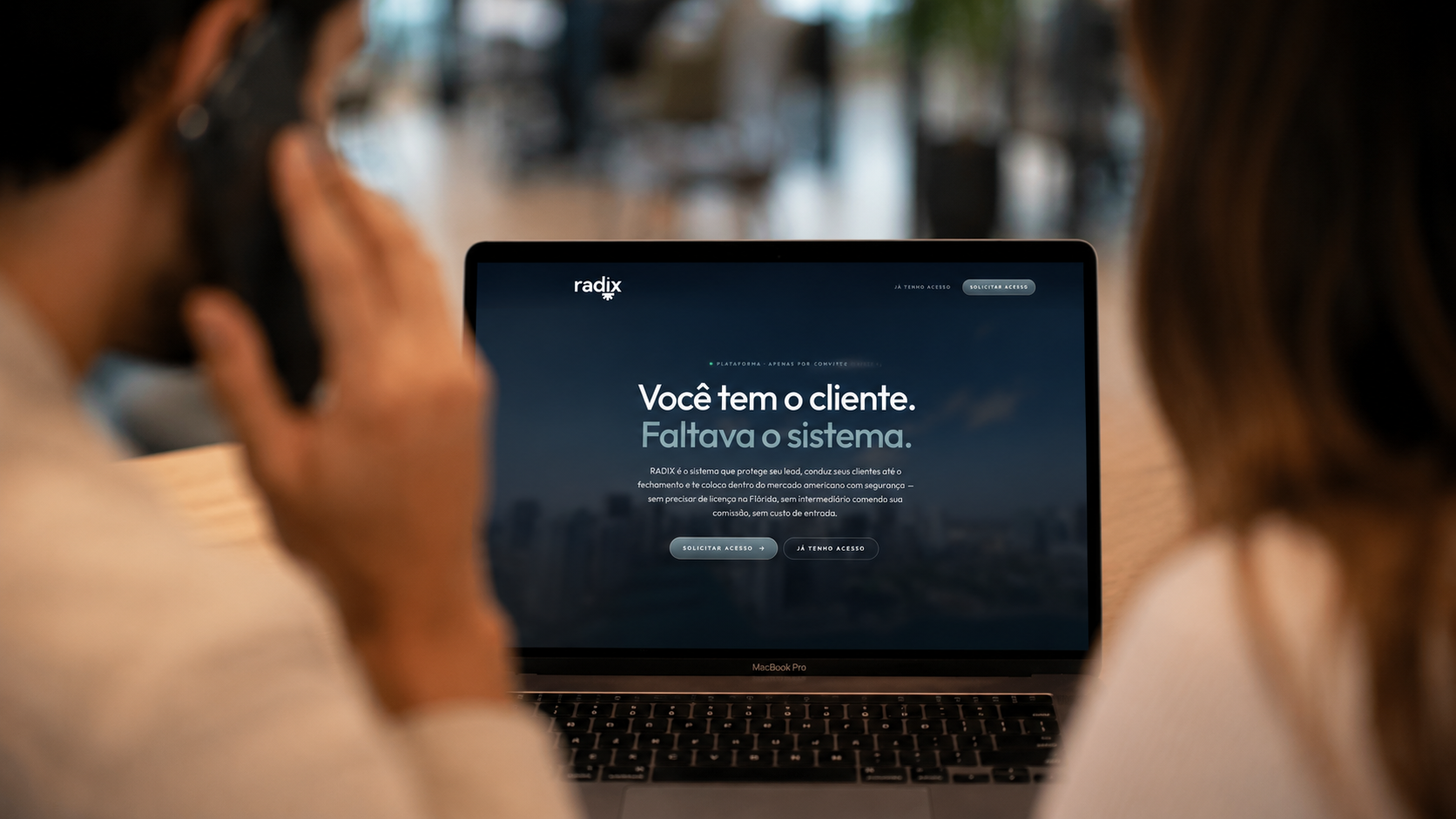 Corretor brasileiro em ligação rápida sobre o cliente, uso casual da plataforma
